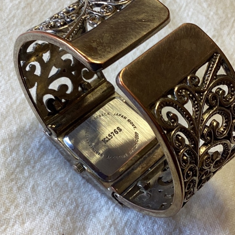 4 Watches & a Bracelet - Picture 6 of 16